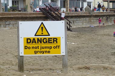 Danger, do not jump off groyne