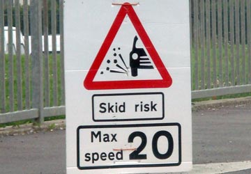 Sign advising skid risk