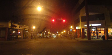 An empty intersection at night