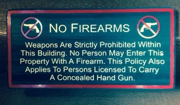 A no firearms sign